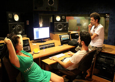 Con Gaby Laguzzi grabando las voces para su disco en Estudios Ion